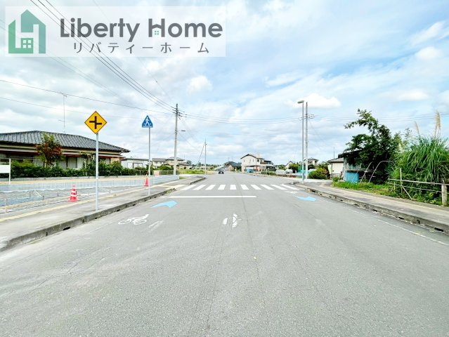 那珂市瓜連4期　新築戸建の前面道路含む現地写真