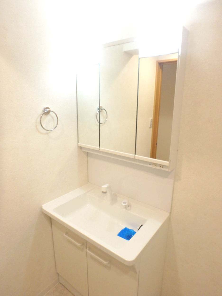 今津野田町　中古戸建の独立洗面台|シャワー付き3面鏡の洗面化粧台です