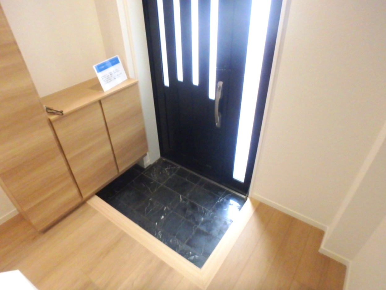 今津野田町　中古戸建の玄関|ゆったりとした玄関・ホールです