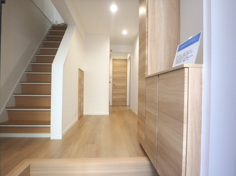 今津野田町　中古戸建の玄関|ゆったりとした玄関・ホールです