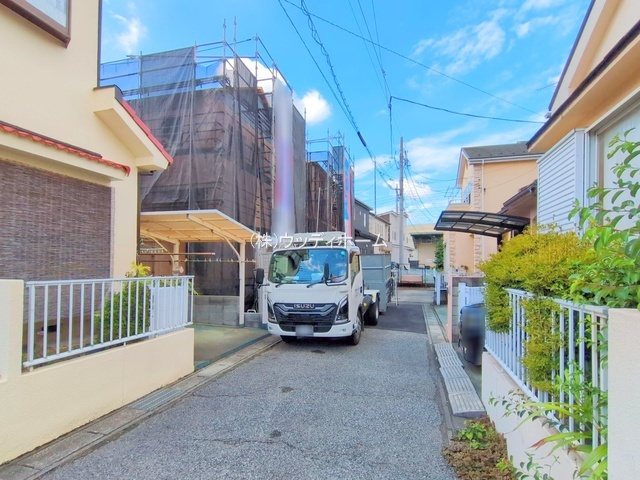 越谷市東越谷第10　新築一戸建て　2号棟の前面道路含む現地写真