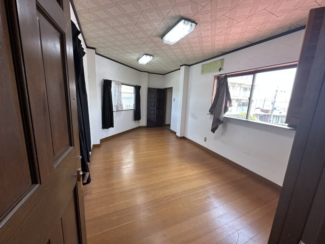 高石市千代田の洋室