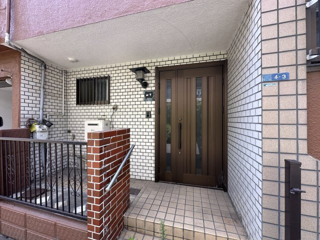 高石市千代田の玄関