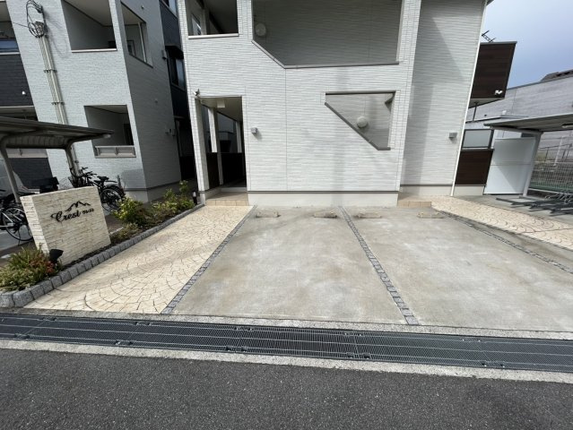 クレストの駐車場