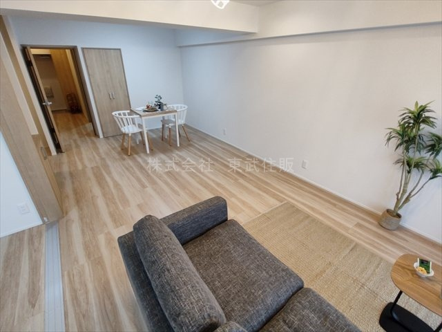 【居間・リビング】 | メゾンむさし野 | こちらの15.5帖のリビングで趣味の時間をお楽しみください