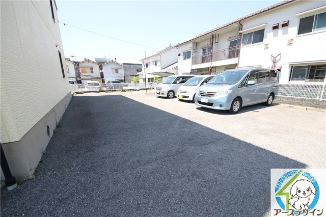 明石市魚住町清水のアパートの駐車場