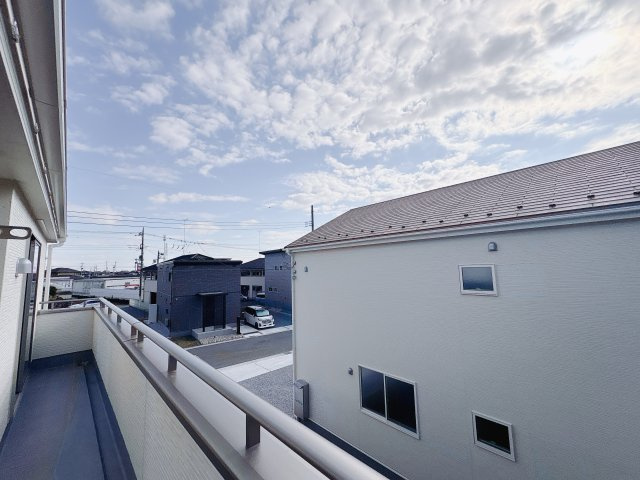 【LiveleGarden.S】鹿沼千渡 第8の展望|〇6号棟〇
広々とした眺望が広がるバルコニーは、家族のくつろぎ空間にもぴったり。
四季の移ろいを感じながら、穏やかな暮らしが叶います。
※2025年11月撮影