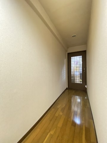 レジーナヴィラ熱海の玄関|玄関入り口から室内にかけての廊下