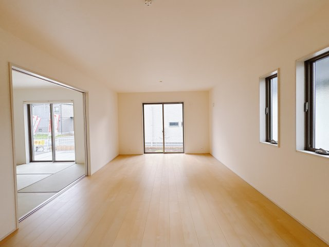 【LiveleGarden.S】鹿沼千渡 第8の居間・リビング|〇5号棟LDK16帖〇
リビングの横に和室を設けた和モダンな間取り。襖を開放すればフラットなひと続きの空間として、閉めればそれぞれ独立した空間として使用できます。
※2025年9月撮影