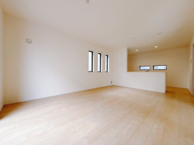 【LiveleGarden.S】鹿沼千渡 第8の居間・リビング|〇5号棟LDK16帖〇
家族団らんがしやすい縦長リビング。和室が隣接しているのでお子様が遊んだりお昼寝するのを見守れるママに嬉しい間取りです。
※2025年9月撮影