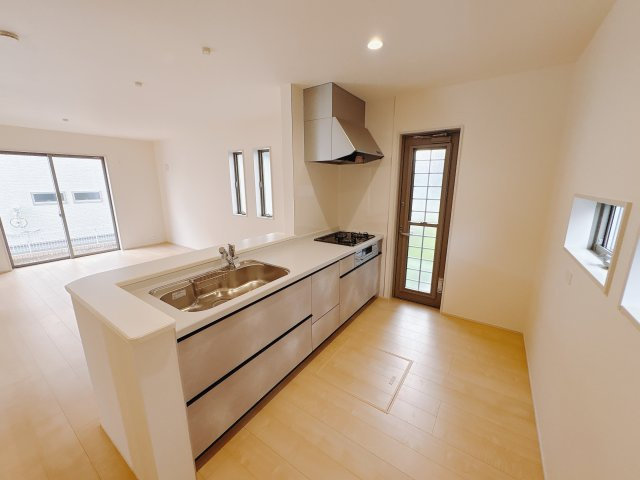 【LiveleGarden.S】鹿沼千渡 第8のキッチン|〇5号棟キッチン〇
勝手口・明り取り窓のある明るいキッチン♪見通しの良いオープンキッチンなので、子供達もいつもママのそばにいられる安心感が生まれます。
※2025年9月撮影