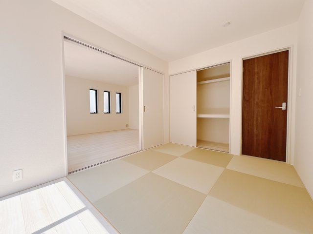 【LiveleGarden.S】鹿沼千渡 第8の和室|〇5号棟和室6帖〇
玄関から直接和室へ案内することが出来るので、お部屋をお客様に見せたくない時でも安心して招くことができます。
※2025年9月撮影