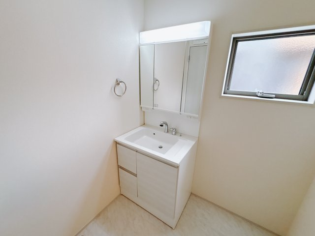 【LiveleGarden.S】鹿沼千渡 第8の独立洗面台|〇5号棟洗面化粧台〇
洗顔やシャワーがしやすい大容量のボウルに、リフトアップシングルレバーシャワー、更にくもり止め鏡と、忙しい朝の準備が快適にできるように考えられた設備が充実。
※2025年9月撮影