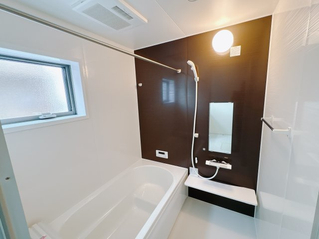 【LiveleGarden.S】鹿沼千渡 第8の浴室|〇5号棟浴室〇
浴室暖房乾燥機付きで冬も暖かく、雨の日でも洗濯物を乾かすことができます。
※2025年9月撮影