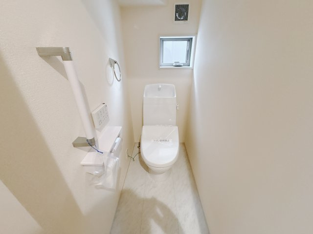 【LiveleGarden.S】鹿沼千渡 第8のトイレ|〇5号棟トイレ〇
うれしい手すり＆タオル掛け付きトイレ。ご家族様が多いご家庭の方も安心、もちろん２階にもございます！！お掃除のしやすいタイプの便座です。
※2025年9月撮影