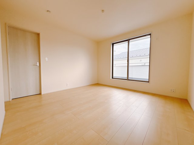 【LiveleGarden.S】鹿沼千渡 第8の洋室|〇5号棟2F洋室8帖〇
ウォークインクローゼットが２か所にございますので収納もたっぷりです♪バルコニーに面した明るさ風通しの良い居室です。
※2025年9月撮影