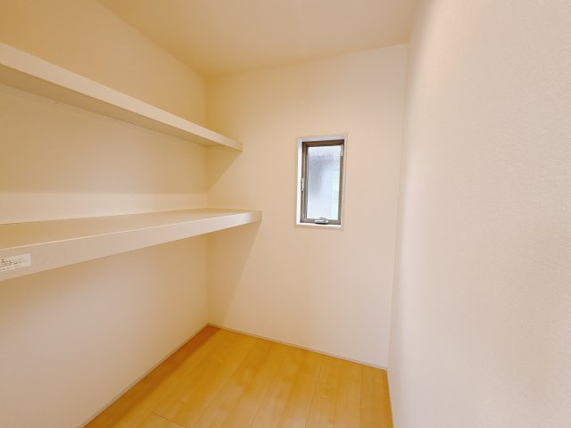 【LiveleGarden.S】鹿沼千渡 第8の収納|〇5号棟ウォークインクローゼット〇
まるで注文住宅の様な大容量のウォークインクローゼット♪お洋服はもちろん、季節の家電ものもしまっておけるので模様替えの際にも便利です♪
※2025年9月撮影