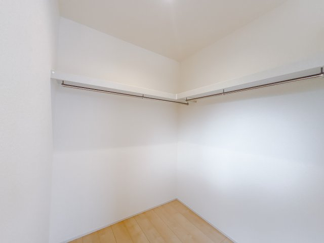 【LiveleGarden.S】鹿沼千渡 第8の収納|〇5号棟ウォークインクローゼット〇
扉のないので出入り楽々♪ハンガーパイプが付いているので、お洋服も楽々片付けられます♪
※2025年9月撮影