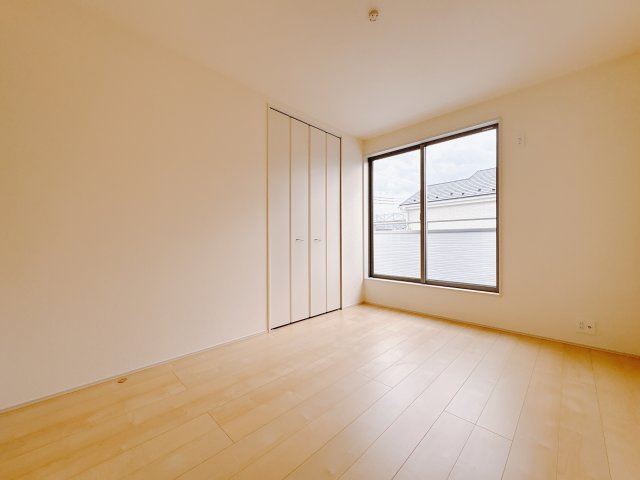 【LiveleGarden.S】鹿沼千渡 第8の洋室|〇5号棟2F洋室6帖〇
こちらの洋室もバルコニーに面し開放的で明るい居室です。ぜひ現地にて日当たり等ご確認くださいませ♪
※2025年9月撮影