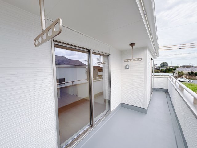 【LiveleGarden.S】鹿沼千渡 第8のバルコニー|〇5号棟ワイドバルコニー〇
広々としたバルコニーはそれぞれの部屋から出入りできるので、家族のお布団も干しやすくなります。
※2025年9月撮影