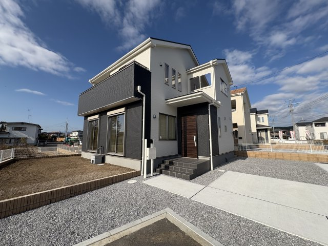 【LiveleGarden.S】鹿沼千渡 第8の外観|〇8号棟【4LDK+2WIC+カースペース3台】
全居室6帖以上のゆとりの間取り♪１階に設けた和室は玄関とリビングの二方から出入り可能♪
使い勝手の良いプランです。
※2025年11月撮影