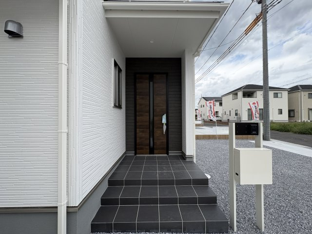 【LiveleGarden.S】鹿沼千渡 第8の玄関|〇5号棟玄関ポーチ〇
雨の日でも安心な屋根付き、人感センサー照明付き玄関ポーチ。カードキー対応、お荷物の多い日でもラクラク開錠！シンプルかつスタイリッシュなポストが標準装備♪
※2025年9月撮影