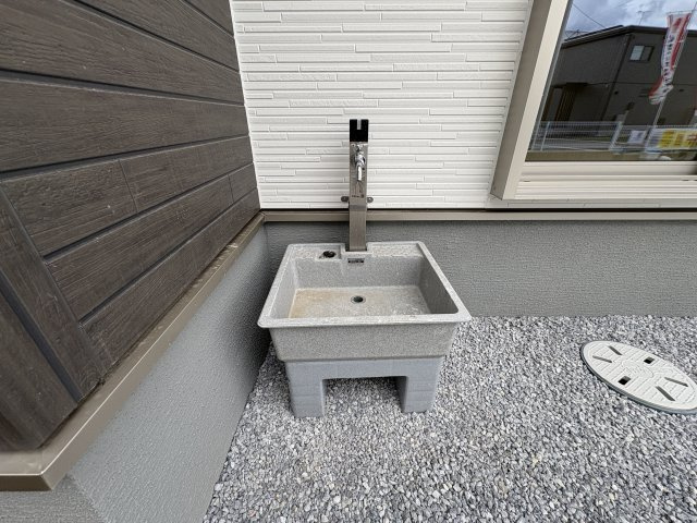 【LiveleGarden.S】鹿沼千渡 第8の庭|〇5号棟　外水栓〇
庭には立水栓が標準装備。家庭菜園やガーデニング・休日のセルフ洗車などに重宝です！
※2025年9月撮影