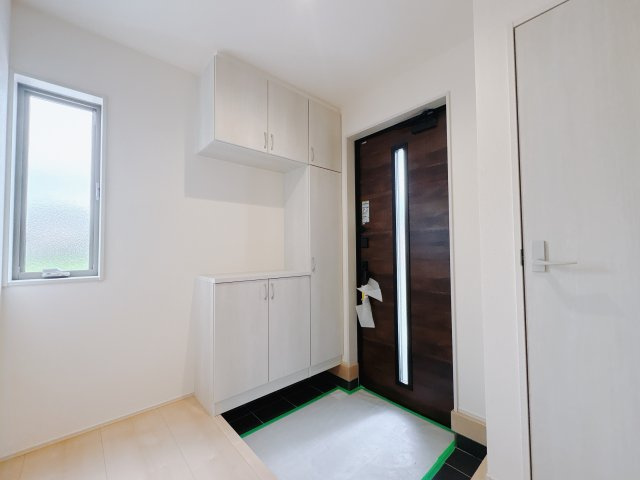 【LiveleGarden.S】鹿沼千渡 第8の玄関|〇5号棟玄関〇
お客様をお出迎えする玄関は、白を基調とした清潔感のあふれる空間♪コの字型の大容量シューズボックス完備ですっきり収納♪
※2025年9月撮影