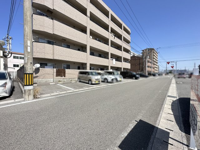 フィネス南川添の駐車場