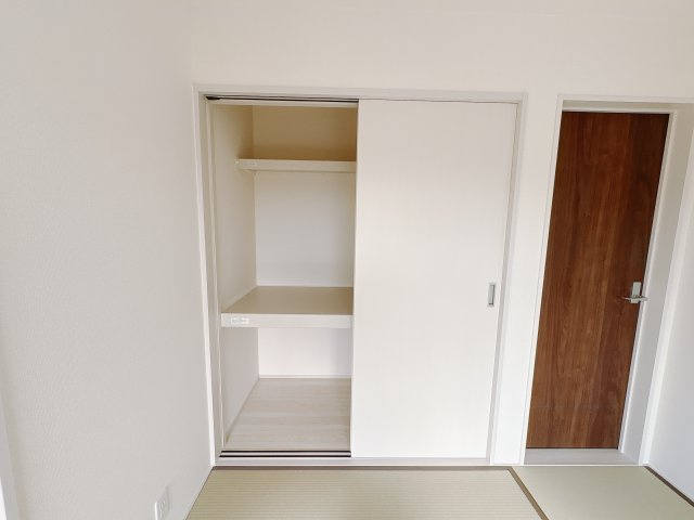 【LiveleGarden.S】鹿沼千渡 第8の収納|〇8号棟・1階6帖和室〇
しっかりと収納もあるので、お子様のおもちゃや寝具、こたつに座布団と、何でもしまえます♪
※2025年11月撮影