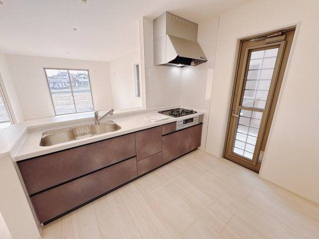 【LiveleGarden.S】鹿沼千渡 第8のキッチン|〇8号棟〇
対面式システムキッチンは、料理をしながら会話も楽しめます。家族とのつながりを感じられる心地よい空間になります。
勝手口付きでゴミ出しもラクラク♪
※2025年11月撮影