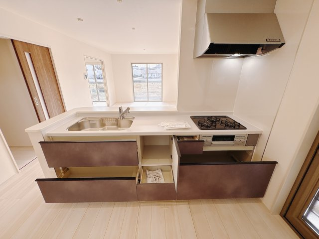 【LiveleGarden.S】鹿沼千渡 第8のキッチン|〇8号棟〇
収納力たっぷりのシステムキッチン。増えがちな調理器具やカトラリー、かさ張るタッパーやお弁当箱など、なんでも収納可能です！
※2025年11月撮影