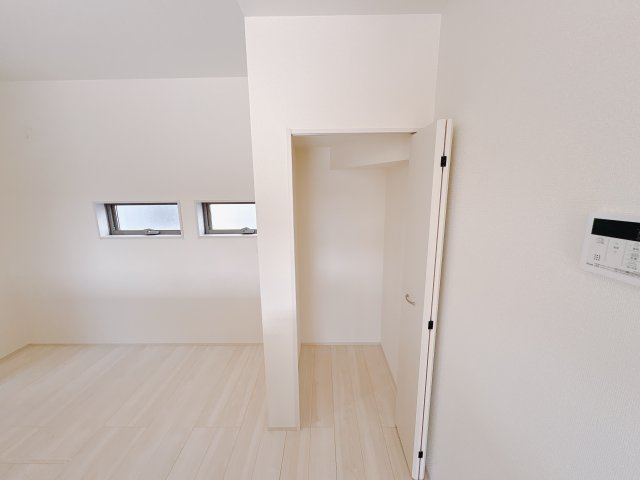 【LiveleGarden.S】鹿沼千渡 第8の収納|〇8号棟〇
キッチン横に設けられたパントリーは、食品や日用品をすっきり収納できる頼れる存在。見せない収納で生活感を抑え、空間を美しく保ちます。
※2025年11月撮影