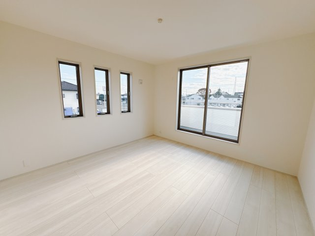 【LiveleGarden.S】鹿沼千渡 第8の洋室|〇8号棟・2階8.75帖洋室〇
大きめなベッドもラクラク設置可能なゆとりある洋室。
バルコニー付きなので、朝日を浴びて快適な1日を始められます！
※2025年11月撮影