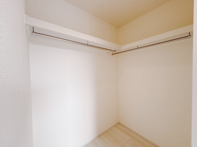 【LiveleGarden.S】鹿沼千渡 第8の収納|〇8号棟・2階8.75帖洋室〇
洋服もバッグもまとめて収納できるウォークインクローゼット。見渡せるから選びやすく、毎日のコーディネートがもっと楽しくなります。
※2025年11月撮影