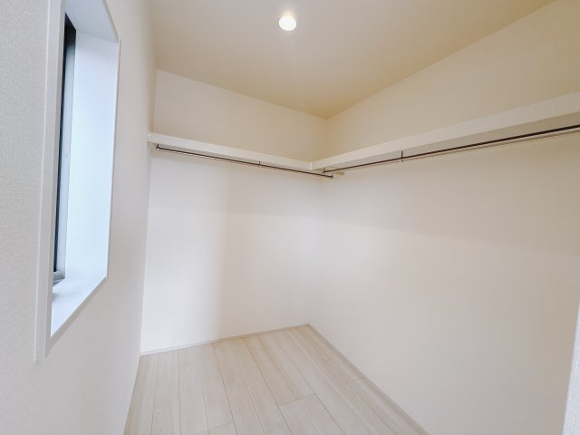 【LiveleGarden.S】鹿沼千渡 第8のその他|〇8号棟・2階6.75帖洋室〇
収納力と使いやすさを兼ね備えたウォークインクローゼット。出し入れしやすく、片付けもラクラク。おしゃれも整理整頓も叶えます。
※2025年11月撮影