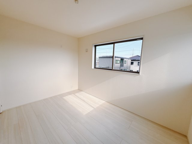 【LiveleGarden.S】鹿沼千渡 第8の洋室|〇8号棟・2階6帖洋室〇
静かな2階にある洋室は、プライベート感たっぷり。
勉強や趣味、仕事に集中できるちょうどいい広さで、自分だけの時間を大切にできます。
※2025年11月撮影