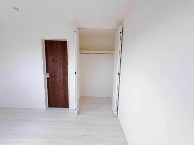 【LiveleGarden.S】鹿沼千渡 第8の収納|〇8号棟・2階6帖洋室〇
使いやすいクローゼット付きですので、洋服や小物をすっきり収納できてお部屋を広く使えます。毎日の身支度も快適です。
※2025年11月撮影