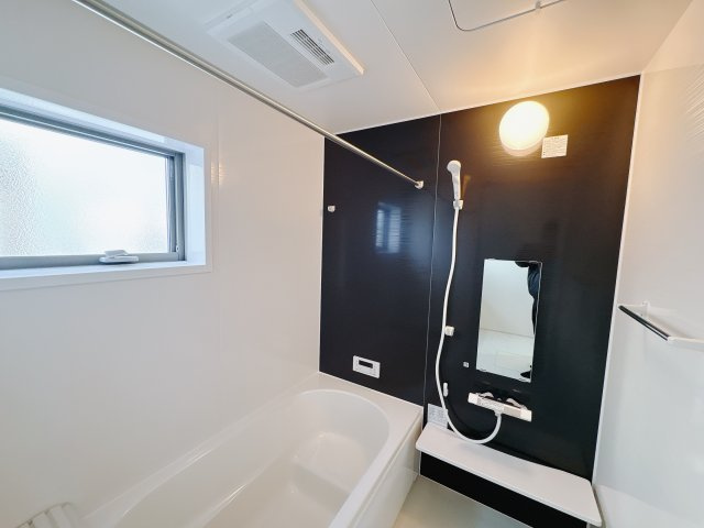 【LiveleGarden.S】鹿沼千渡 第8の浴室|〇8号棟〇
1坪バスで心も体もリラックス！浴室乾燥機付きで、暮らしにひとつ上のゆとりがもてます。
※2025年11月撮影