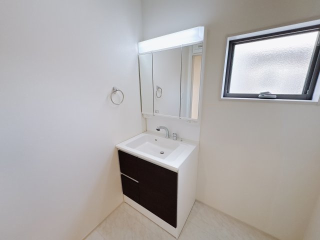 【LiveleGarden.S】鹿沼千渡 第8の独立洗面台|〇8号棟〇
三面鏡ならではの広い視野で、ヘアセットやメイクがよりスムーズに。鏡裏にはたっぷり収納を備え、散らかりがちな小物もスッキリ整理できます。
※2025年11月撮影