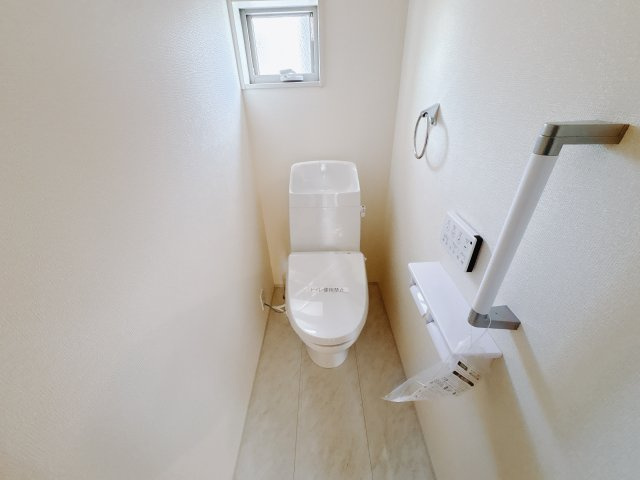 【LiveleGarden.S】鹿沼千渡 第8のトイレ|〇8号棟〇
寒い日も快適に。温水洗浄付きトイレで、毎日気持ちよく使えるうれしい設備です。
※2025年11月撮影