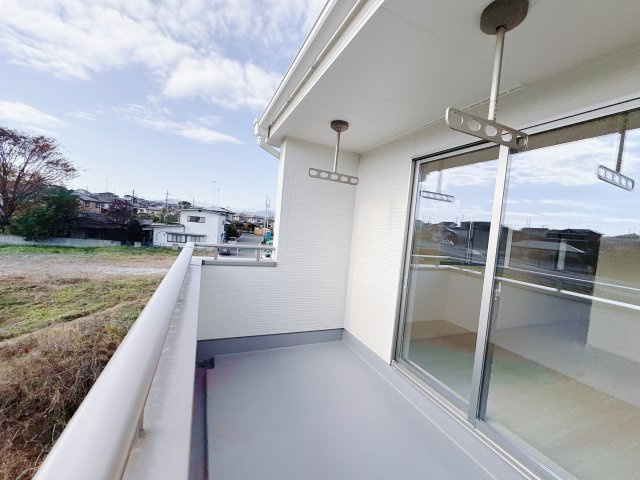 【LiveleGarden.S】鹿沼千渡 第8のバルコニー|〇8号棟〇
ちょっと外に出て深呼吸したくなる、そんなちょうどいい広さのバルコニー。
暮らしに自然な開放感を添えてくれます♪
※2025年11月撮影