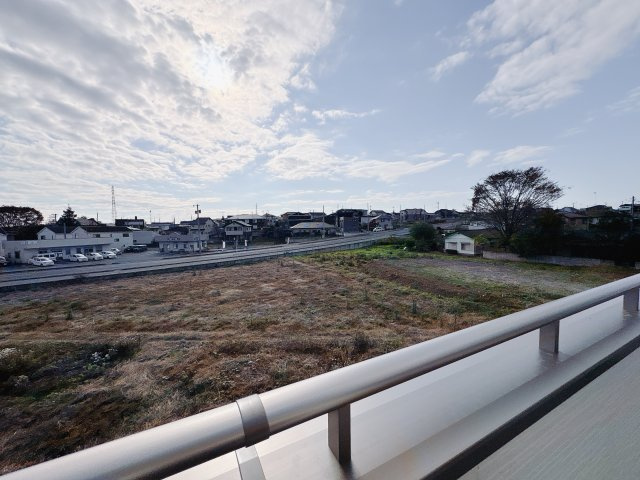 【LiveleGarden.S】鹿沼千渡 第8の展望|〇8号棟〇
広々とした眺望が広がるバルコニーは、家族のくつろぎ空間にもぴったり。
四季の移ろいを感じながら、穏やかな暮らしが叶います。
※2025年11月撮影