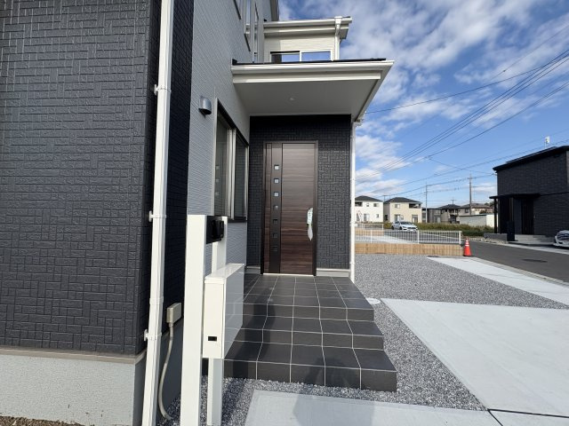 【LiveleGarden.S】鹿沼千渡 第8のその他|〇8号棟〇
ひさしがあるので雨に日でもぬれずに傘の準備が出来ます。
もちろんモニター付きインターホンがあるのでお子様だけのお留守番も安心です☆
※2025年11月撮影