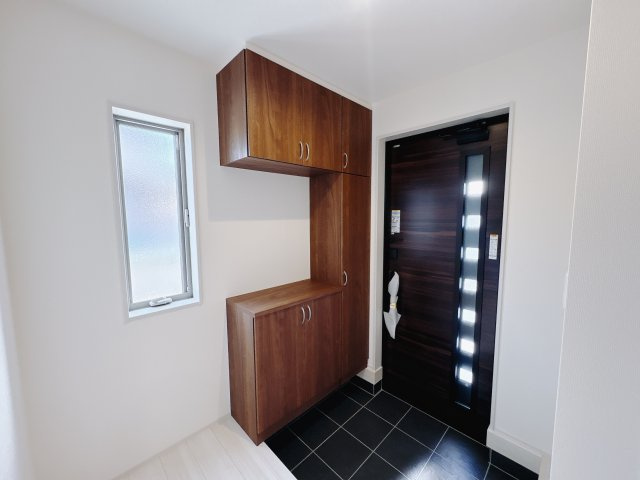 【LiveleGarden.S】鹿沼千渡 第8の玄関|〇8号棟〇
玄関がいつもすっきりときれいに片づく大容量シューズボックス。増え続ける家族の履物が全部しまえます。
※2025年11月撮影