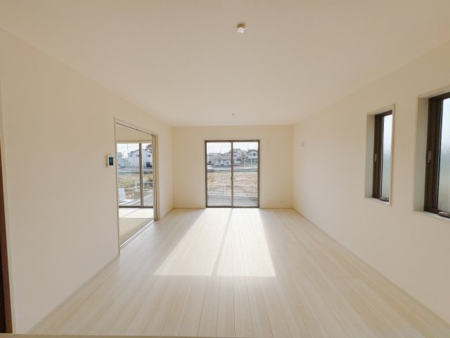 【LiveleGarden.S】鹿沼千渡 第8の居間・リビング|〇8号棟〇
リビングの隣には和室が。戸を開ける事で開放感が増します♪
※2025年11月撮影