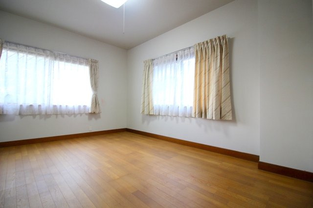 伯耆町岸本中古戸建の洋室|1階の洋室になります。窓からは公園が見えます♪