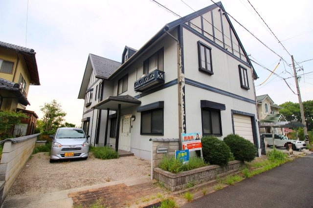 伯耆町岸本中古戸建の外観|シャッター付ビルトインガレージがある住宅になります。