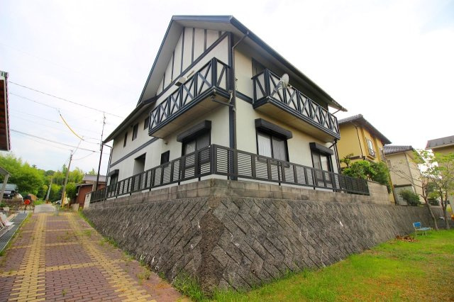 伯耆町岸本中古戸建の外観|平成5年築のホームエレベーター完備の住宅になります。