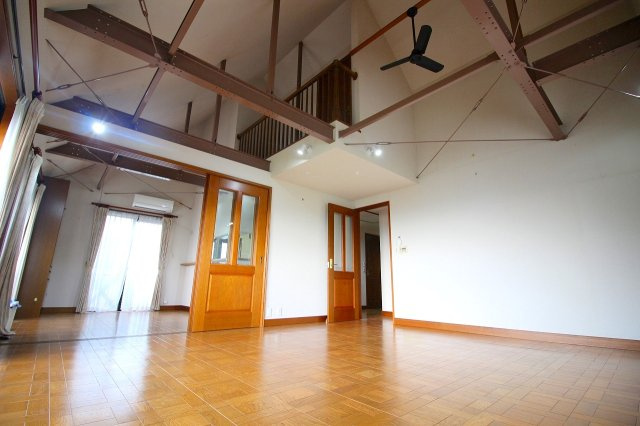 伯耆町岸本中古戸建の居間・リビング|天井が高く屋根裏収納より覗くことも出来る設計になります。